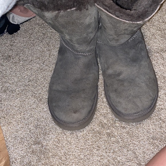 Authentic Uggs- Bailey button - Picture 2 of 5